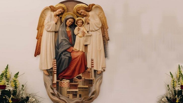 La Madonna tra le ciminiere Ilva, polemica a Taranto sull'altorilievo nella chiesa del Tamburi: "Offensivo per vittime dell'inquinamento"