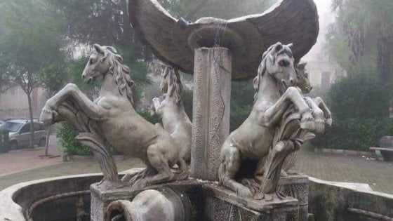 Taranto, fontana monumentale distrutta in un raid: "I volontari l'avevano appena risistemata"