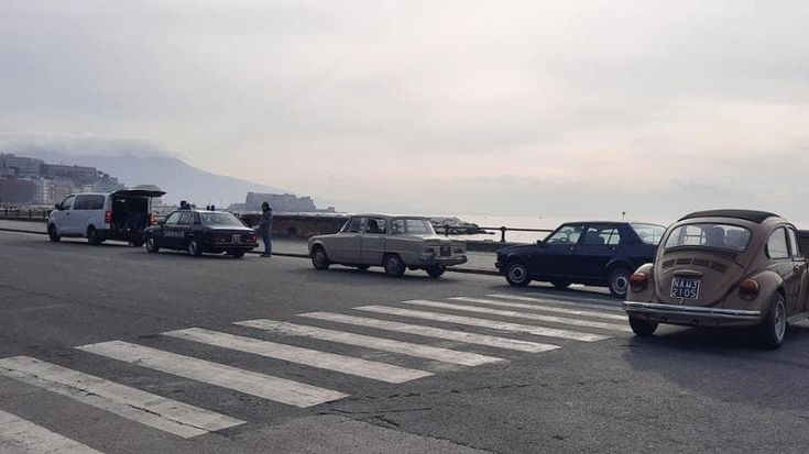 Napoli, "traffico" di auto degli anni Ottanta a via Caracciolo: sono per le riprese del film su Enzo Tortora