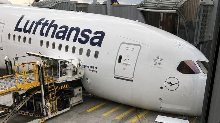 “Perno di sicurezza del carrello non infilato”. Così è caduto sul davanti l’aereo Lufthansa