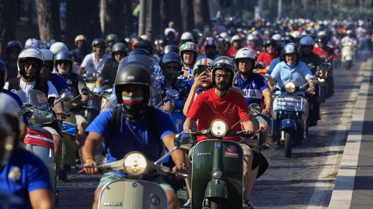 Venticinquemila Vespe in parata per la festa degli 80 anni,traffico paralizzato in centro