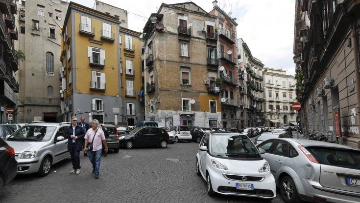 Davide Vargas: "Napoli, frammenti sparsi di città antica"