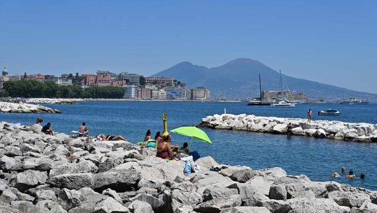 Napoli, l’irriducibile abusivo della Rotonda Diaz: “Fitto sedie, mi multano e io torno”