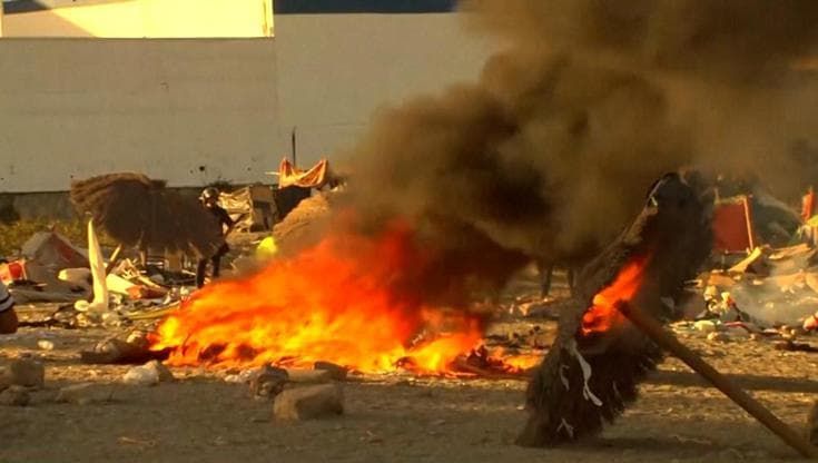 Ceuta, cresce la tensione: bruciate le baracche dei migranti in spiaggia