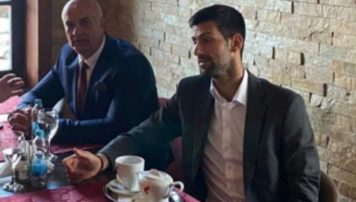 Tennis, Djokovic nella bufera: fotografato con uno dei comandanti del genocidio di Srebrenica
