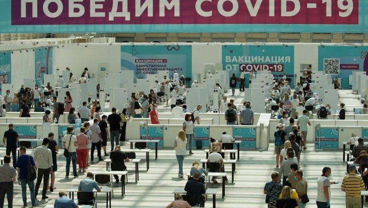 Coronavirus nel mondo, record di morti in Russia. Ue, Von der Leyen: "Troppe dosi non usate. Vaccinatevi"