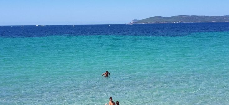 La Sardegna vuole riaprire: "Faremo i tamponi a chi arriva"