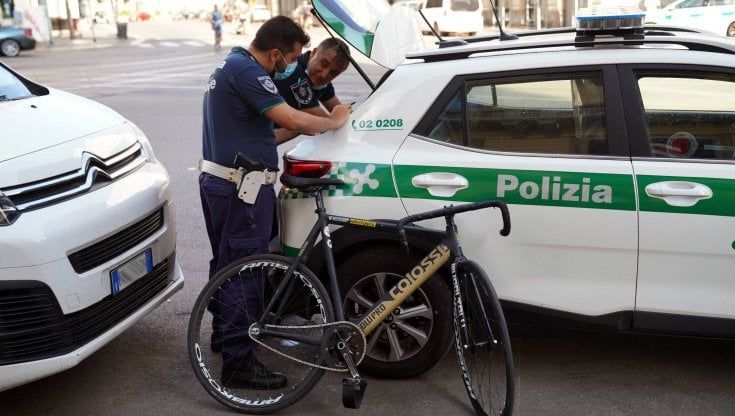 Incidenti stradali, a Milano 18enne in bici travolto da un taxi: è in coma