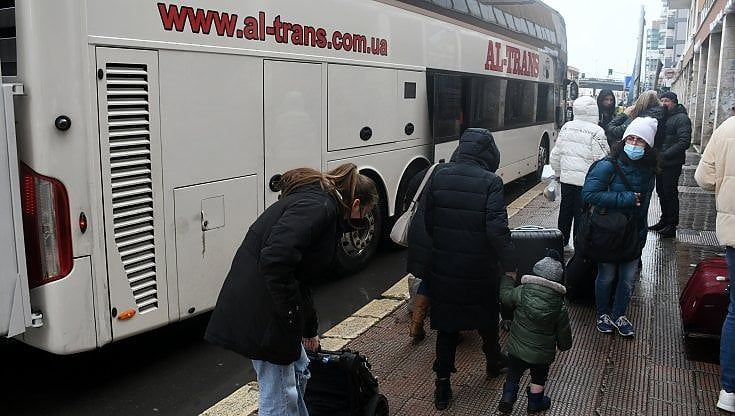 Profughi dall'Ucraina viaggiano gratis sui bus per il sud Italia: l'iniziativa di Marinobus. "Non possiamo restare spettatori"