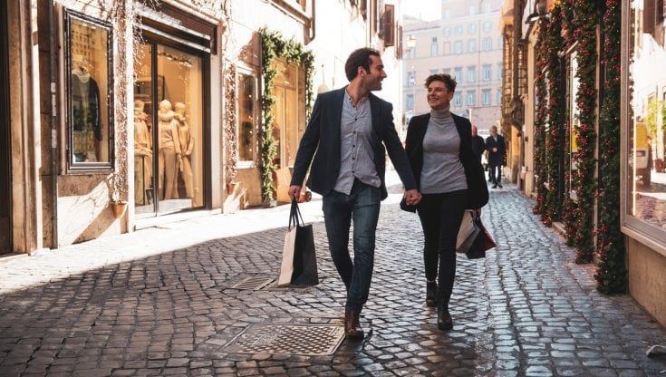 Previsioni consumi 2022, italiani "speranzosi" e pronti alla ripresa. Pesa lo spettro dell'inflazione