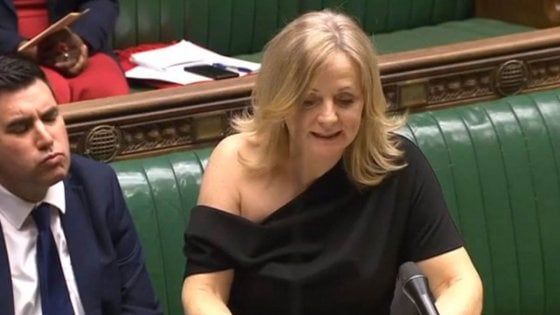 Deputata britannica insultata per la spalla scoperta: "Non sono una sgualdrina"