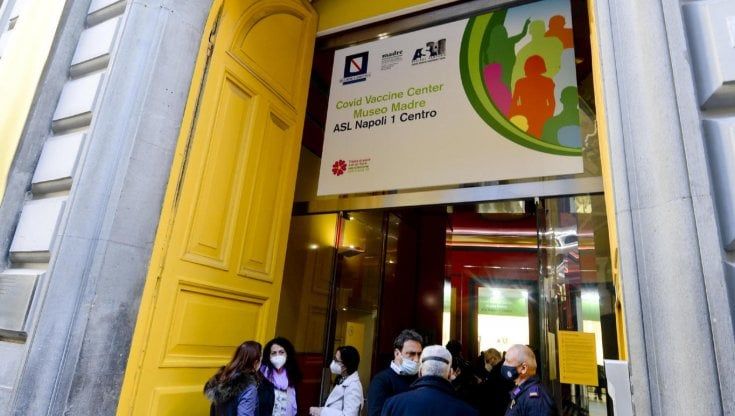 Vaccini, consegnate 2.150 dosi ai medici di famiglia, oggi apre il centro nel museo Madre