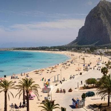 Stop ai falò in spiaggia, niente bivacchi, bagni di mezzanotte e multe a chi gira in centro a torso nudo: ecco tutti i divieti di Ferragosto