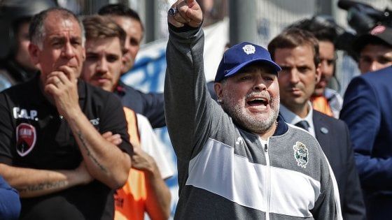 Argentina, debutto amaro per Maradona: Gimnasia sconfitto. "Ma la squadra è viva"