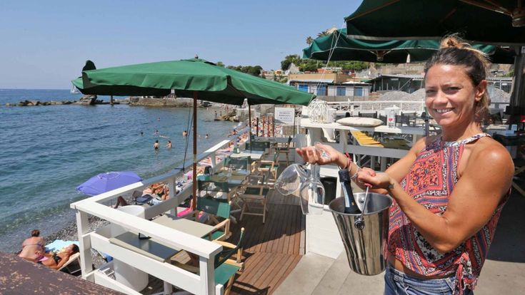Il bagnino e il cameriere  divisi sulla spiaggia senza voucher