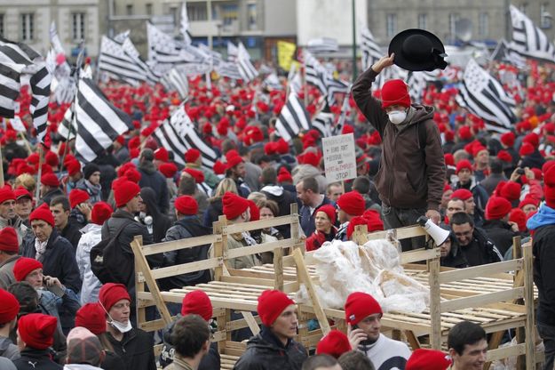 Proteste alla francese, il revival del berretto rosso