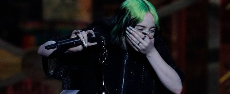 Brit Awards, Billie Eilish in lacrime sul palco: "Ultimamente mi sono sentita odiata"