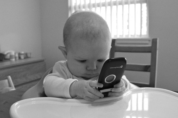 Le 5 regole per regalare uno smartphone ai bambini