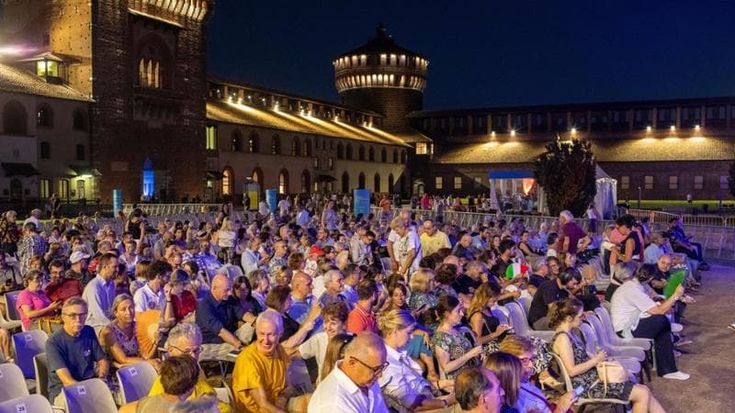 Castello Sforzesco, basta la parola: c’è sempre tanta gente agli show nonostante caldo e zanzare
