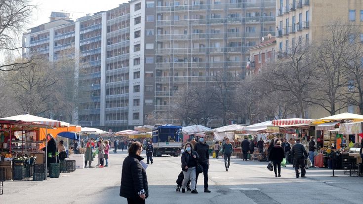 I negozianti torinesi e il rebus delle mascherine obbligatorie: "Non si trovano e hanno prezzi esorbitanti"