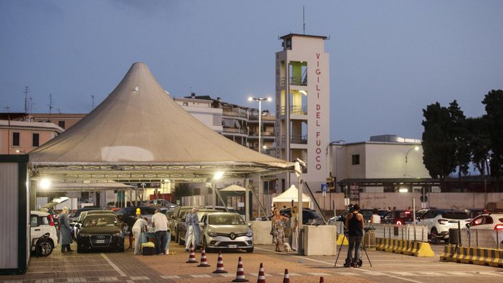 Civitavecchia, al drive in tanti ragazzi rifiutano i controlli