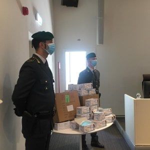 Donate alla protezione civile del Piemonte 120 mila mascherine requisite alla dogana 