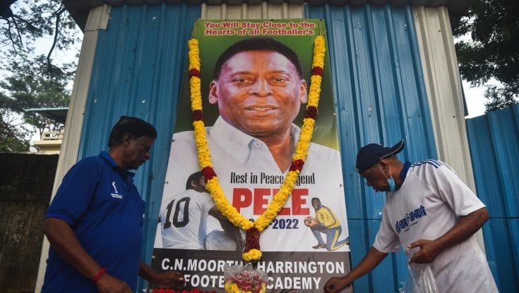 Il Brasile si prepara a scoprire l'ultimo segreto di Pelé. Vigili del fuoco e un battaglione d'assalto scorteranno la bara