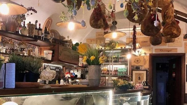 Trastevere, “Er Pizzicarolo” chiuso per 7 giorni: la bottega trasformata in locale notturno