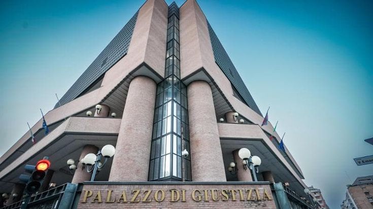 Auto di una professoressa incendiata, ipotesi di una vendetta per un brutto voto
