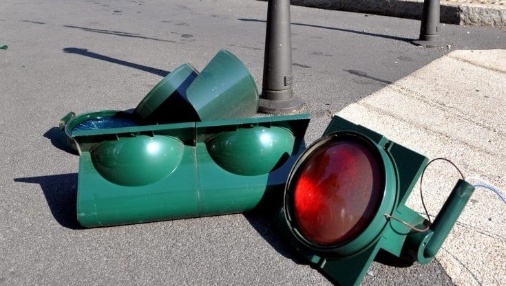 Sicurezza stradale, telecamere intelligenti ai semafori per prevenire gli incidenti nella Città metropolitana di Milano