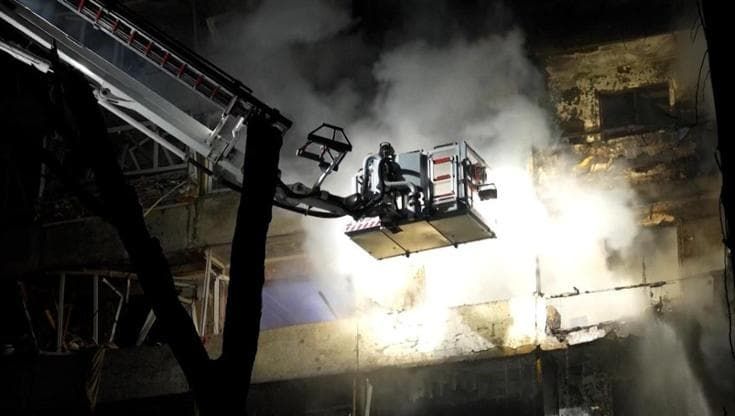 Kiev, missili russi nella notte: colpito un edificio residenziale