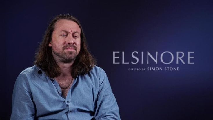 "Elsinore" tra Amleto e Aids. il regista Simon Stone: “Anche in Italia l’odio rischia di prevalere”