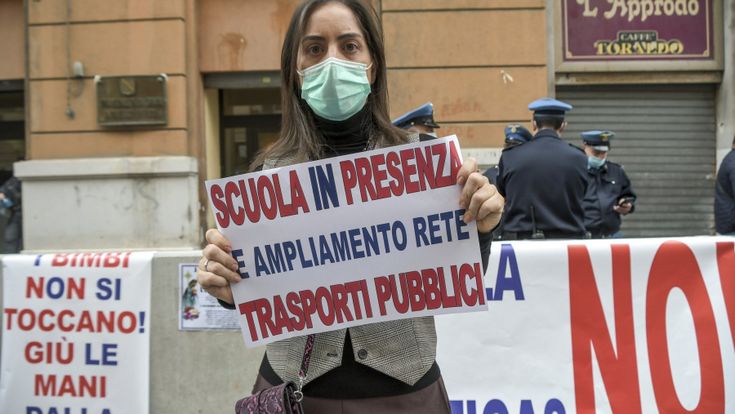 Blocchi locali, scuole chiuse e stop alla mobilità tra Regioni. Le tre tappe prima del lockdown