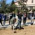 Nuoro, chi arriva tardi a lezione zappa la terra: la sanzione perfetta della scuola