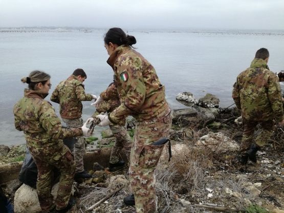 Taranto, i militari dell'Aviazione ripuliscono il Mar Piccolo