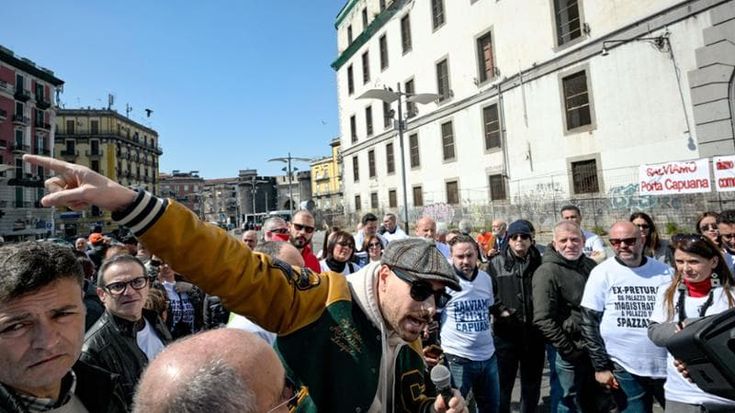 Napoli, la protesta fuori l’ex pretura: “Qui droga e rifiuti e il quartiere muore”