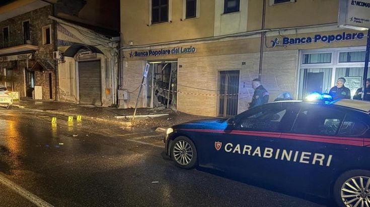 Fanno esplodere un bancomat, poi lasciano chiodi sulla via di fuga: i ladri ripresi dalle telecamere