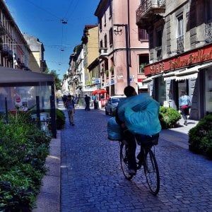 Milano, bambina di sei anni abusata in un portone: è caccia al pedofilo