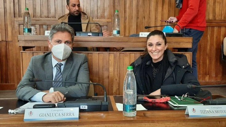 Brindisi, 2 consiglieri Cinque stelle si dimettono: "Lasciamo il Movimento e la poltrona coerentemente con quelli che furono gli ideali..."