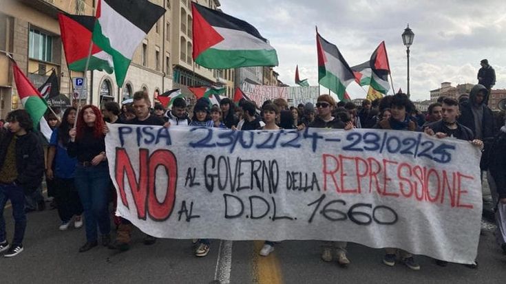 Pisa, un anno dopo gli scontri con la polizia, 200 studenti in corteo per la Palestina