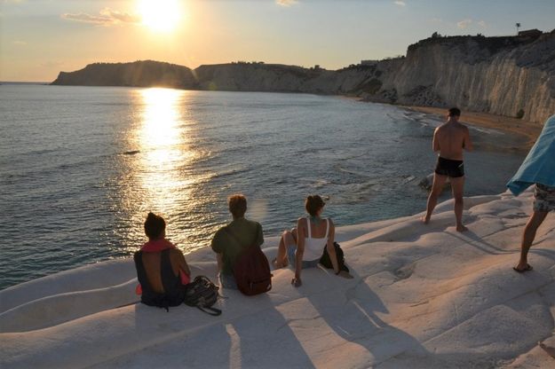 Turisti alla Scala dei Turchi nonostante le restrizioni