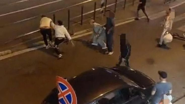 Pugni, calci e il cane come arma: maxirissa in strada a Pasqua