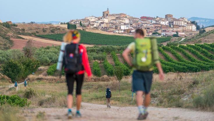 Zaino in spalla ma non solo, 8 consigli per affrontare Santiago di Compostela e gli altri cammini