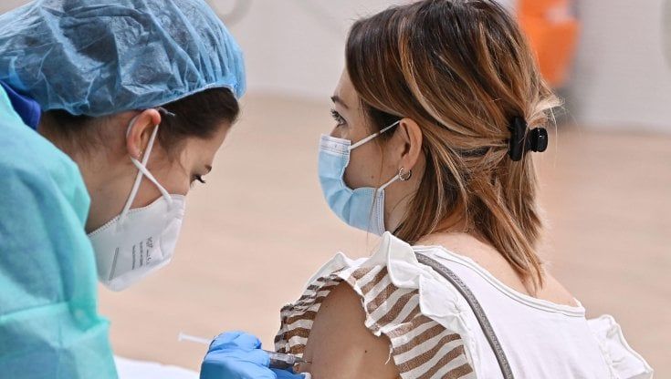AstraZeneca, in Lombardia i richiami con il cambio di vaccino restano sospesi per altri due giorni 