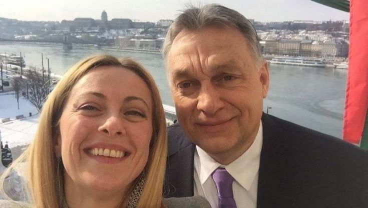FdI, Orbán scrive a Meloni: "Collaboriamo, abbiamo una visione comune del mondo: lottiamo insieme"