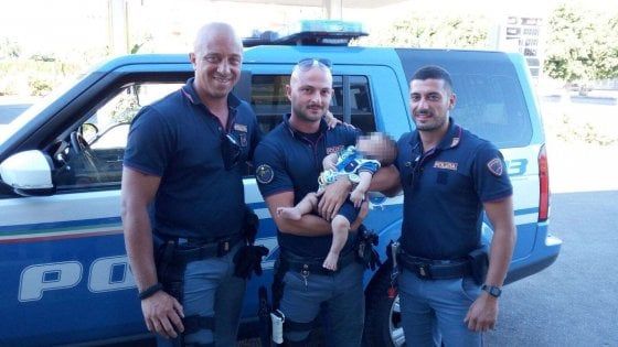 Palermo: salvano partoriente bloccata nel traffico, il grazie dei genitori ai poliziotti