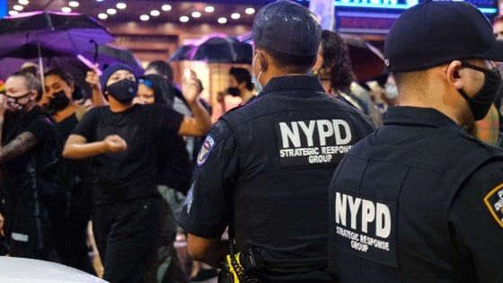 New York, sospesi i sette agenti per l'afroamericano morto asfissiato 