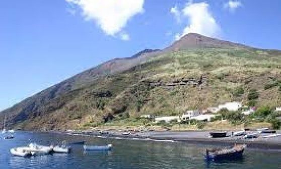 Stromboli, un anziano molesta una ragazzina inglese: arrestato
