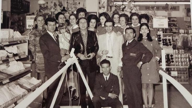 Quando Mike Bongiorno sponsorizzò una lacca per i grandi magazzini nel Salento: “Stringeva mani e regalava un flacone a tutte le donne”