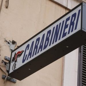 Reggio Emilia, la moglie gelosa gli punta contro una pistola per leggere gli sms